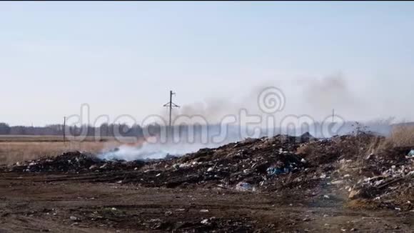 焚烧垃圾场污染环境大风将燃烧垃圾的有毒烟雾上升到空气中视频的预览图