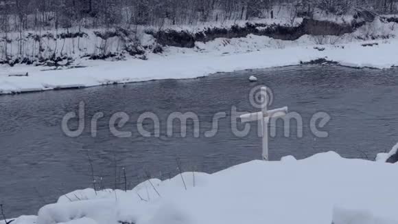斯洛莫冬季在布科维尔一座山体河岸上安装的小十字架视频的预览图