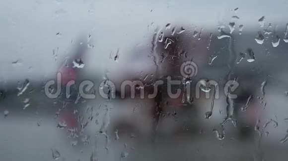 一扇潮湿的机场窗户的特写镜头视频的预览图