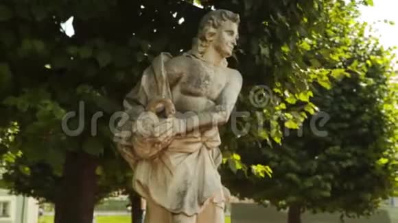 美丽绿色公园的雕塑待在城里视频的预览图