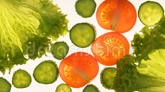 白底切黄瓜西红柿和生菜健康维生素饮食视频的预览图