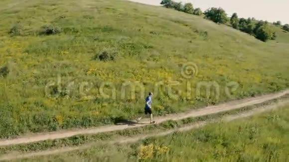 成年男子在农村公路上户外跑步空中无人机视野视频的预览图