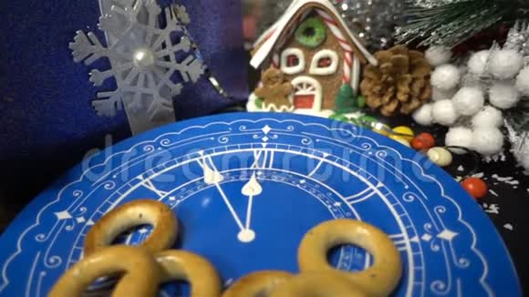 慢动作特写镜头新年钟显示时间圣诞节节日情绪高清视频的预览图