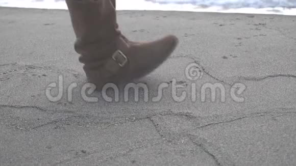 穿过潮湿的沙子特写镜头视频的预览图