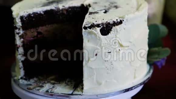 用白色奶油装饰的大巧克力蛋糕视频的预览图