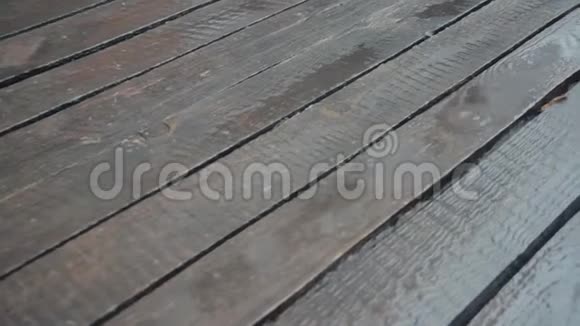 雨中未上漆的旧木板摄像机在移动雨点落在木地板上四月的雨特写怀旧的心情视频的预览图
