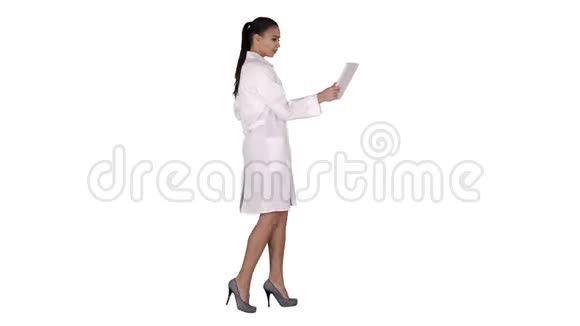 年轻的女医生手里拿着平板电脑在白色背景下打视频电话视频的预览图