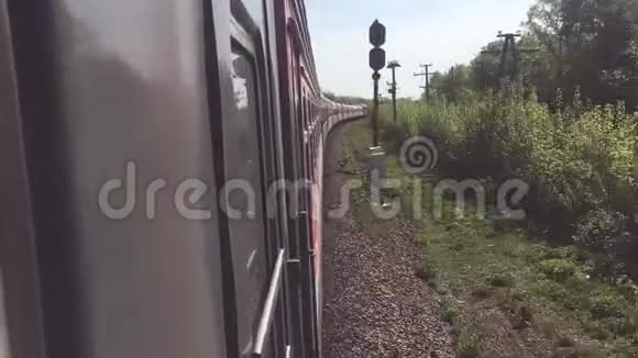 铁路出行理念乘用车车的机车列车生活方式是乘火车出行的美丽视频的预览图