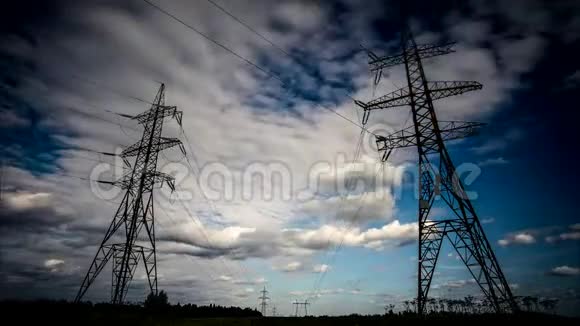 高压输电塔架高压塔天空背景视频的预览图