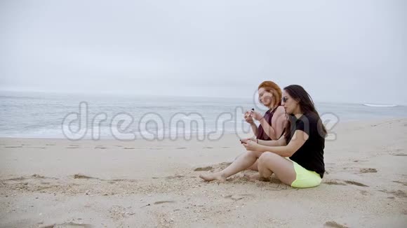 两个女孩在海滩上吃西瓜视频的预览图
