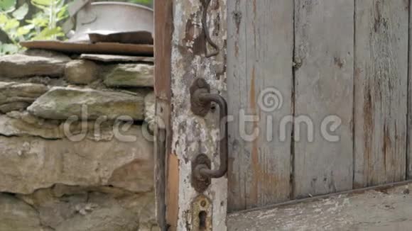木质破旧的门在一座废弃的建筑中随风摇曳视频的预览图