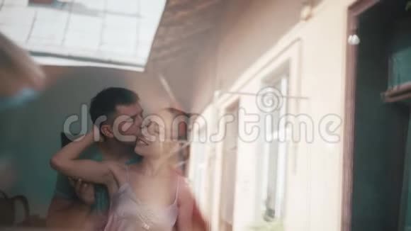 幸福的女孩和男人拥抱在房子的窗户附近房子反映在窗户上视频的预览图