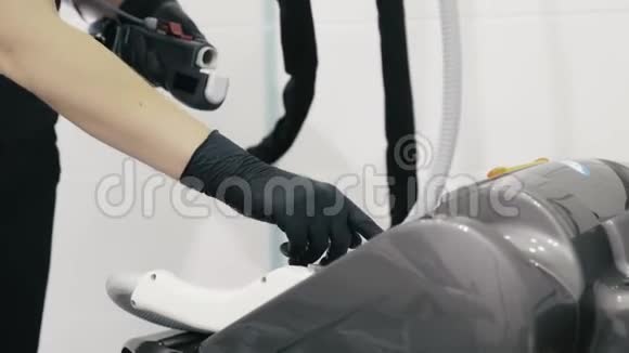 医护人员双手手套准备治疗前的激光设备视频的预览图