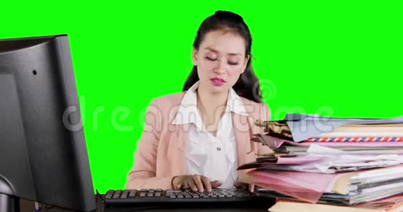 昏昏欲睡的女商人用电脑工作视频的预览图