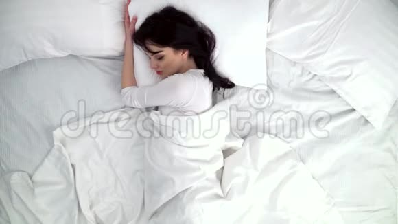 睡在床上的女人家里有白色亚麻视频的预览图
