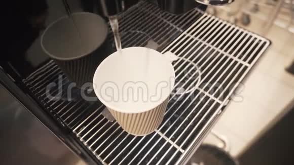 沸水从咖啡机里倒入一次性杯子视频的预览图
