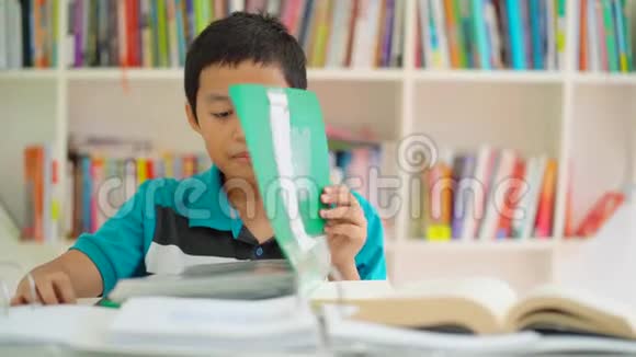 普里特恩男孩在图书馆学习书籍视频的预览图