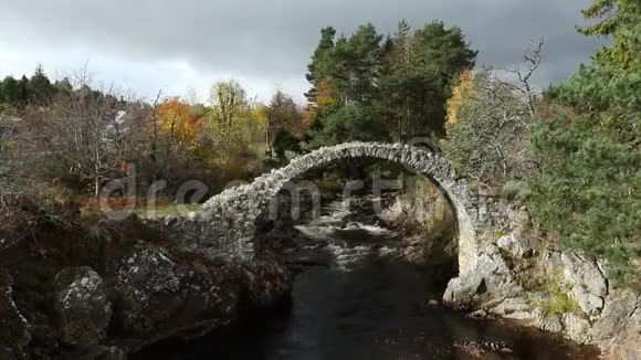 在凯恩斯国家公园的卡尔布里奇古老的包马桥是史高兰最古老的石桥视频的预览图