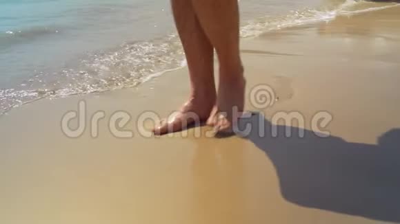 细节无法辨认的人走在海边视频的预览图