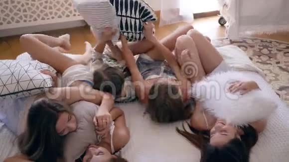 母鸡派对穿睡衣的快乐女朋友带枕头玩得开心视频的预览图