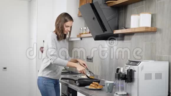 年轻女士在现代厨房准备食物视频的预览图