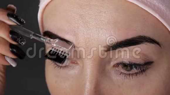 染眉毛女人梳眉毛的特写视频的预览图
