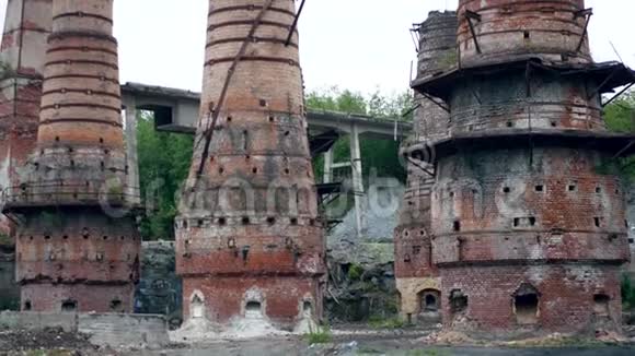 大理石石灰厂废弃窑顶的全景视频的预览图