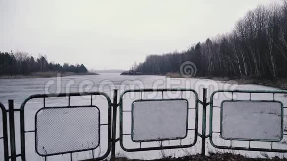 切尔诺贝利普里皮亚特乌克兰桥围栏后面的河流视频的预览图