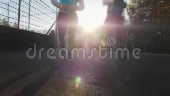 年轻人在跑步后景双腿集中模糊的框架阳光视频的预览图