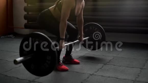 强壮的运动女性在健身房中表现得干净利落动作缓慢视频的预览图