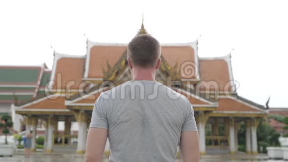 青年游客对曼谷佛寺的看法视频的预览图