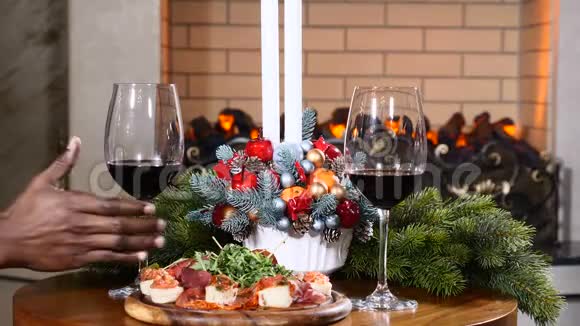 节日新年和庆祝理念接近一个非洲裔美国人的手拿着一杯红酒视频的预览图