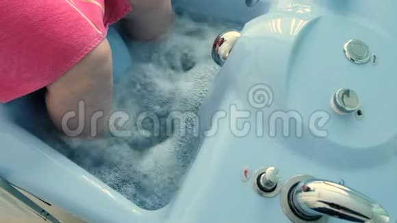 用沸水洗澡特写镜头女性腿部的水文分析老年人医疗救治程序视频的预览图