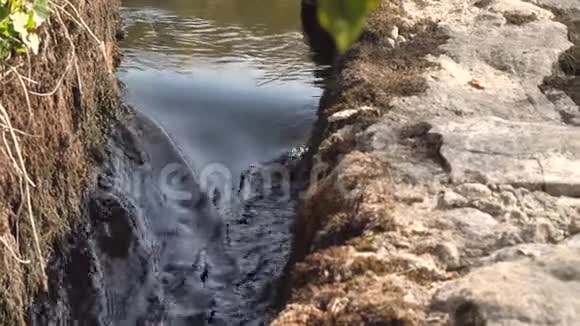 清洁小河滑石墙视频的预览图