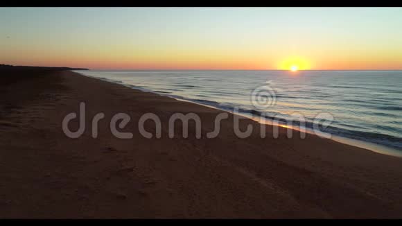 海滩日出空中景色海浪拍打沙滩视频的预览图