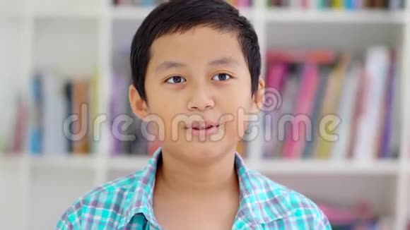 在图书馆成功的十几岁的亚洲男孩视频的预览图