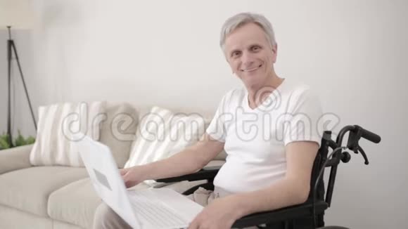 坐轮椅的残疾人在医院使用笔记本电脑视频的预览图