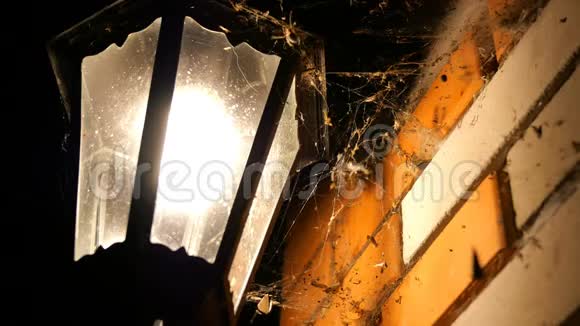 旧的发光灯笼在网上挂在房子的角落在晚上或晚上未来主义神秘云团视频的预览图