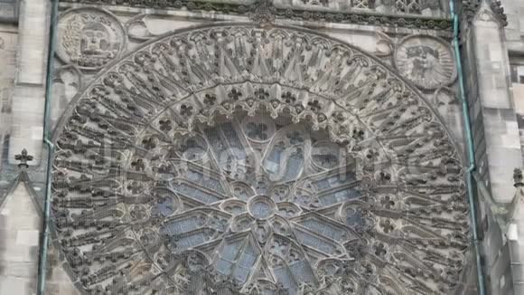 古老的中世纪欧洲哥特式教堂的一部分美丽的灰泥视频的预览图