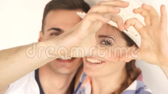 夫妇用手做心形视频的预览图