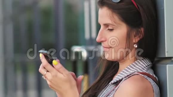 与女人交流或聊天的人使用智能手机站在玻璃现代建筑附近视频的预览图