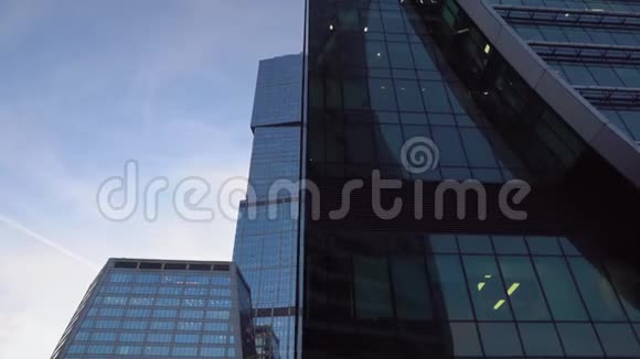 摩天大楼的玻璃立面特写现代建筑未来主义设计视频的预览图