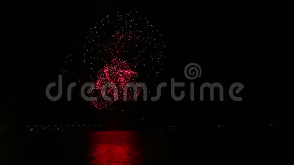 波光粼粼的喜庆烟花在江面上空映着水时间跨度视频的预览图