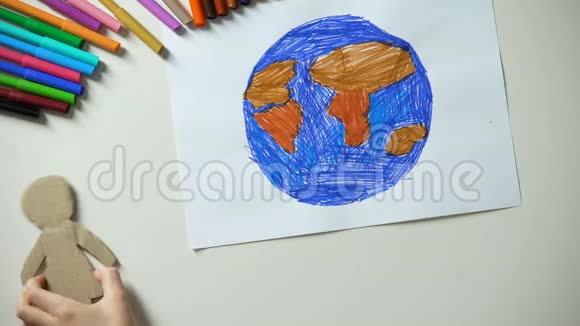 儿童将纸家庭和心脏标志放置在地球绘画附近拯救地球视频的预览图