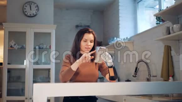 女孩用机械手拿着一部手机关上视频的预览图