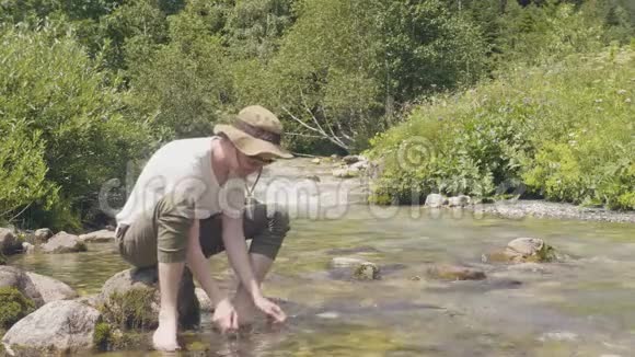 口渴的人在登山时手里拿着泉水视频的预览图