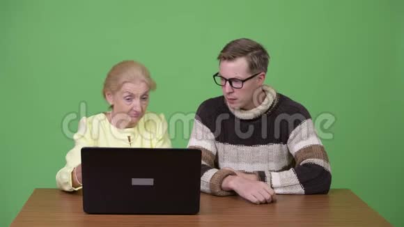 年轻人教高级女商人如何使用笔记本电脑然后变得疲倦视频的预览图