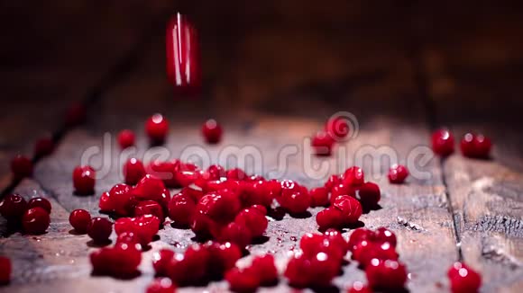木制背景的蔓越莓库存录像新鲜的红蔓越莓在桌子上健康饮食观念视频的预览图