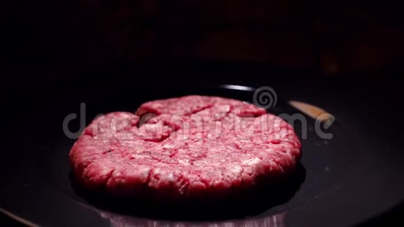 没有煮熟的肉切片掉进锅里库存录像汉堡帕蒂掉在锅里做饭视频的预览图