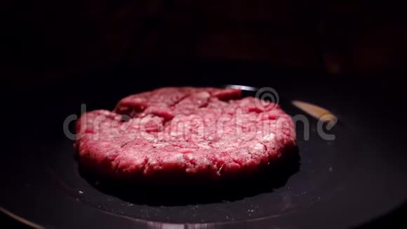 没有煮熟的肉切片掉进锅里库存录像汉堡帕蒂掉在锅里做饭视频的预览图